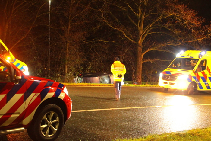 Auto vliegt uit de bocht en belandt op zijkant