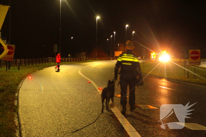 Auto vliegt uit de bocht en belandt op zijkant