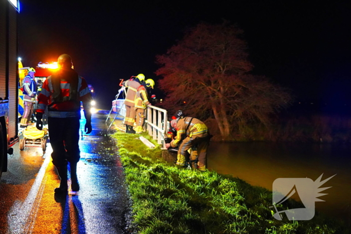 Gladheid leidt tot auto te water