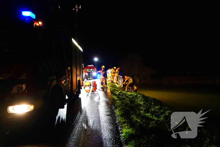 Gladheid leidt tot auto te water