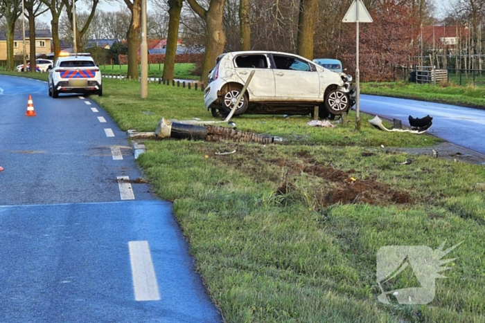 Auto crasht op lantaarnpaal