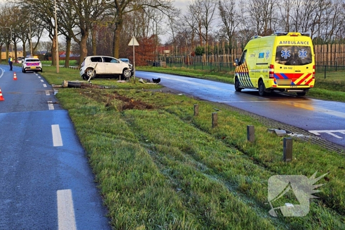 Auto crasht op lantaarnpaal