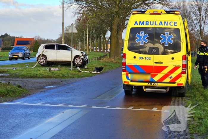 Auto crasht op lantaarnpaal