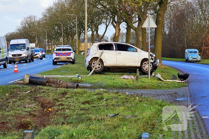 Auto crasht op lantaarnpaal