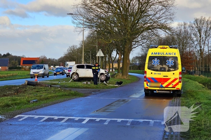 Auto crasht op lantaarnpaal