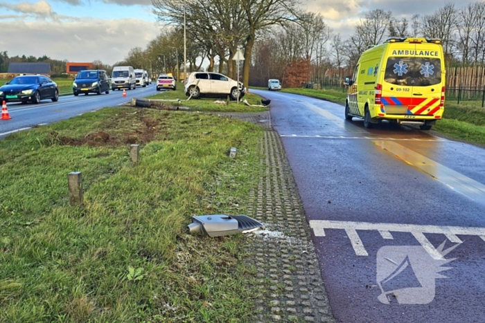 Auto crasht op lantaarnpaal