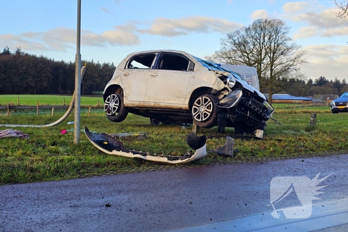 Auto crasht op lantaarnpaal