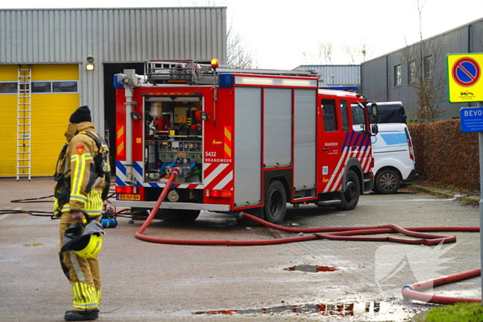 Olievaten vliegen in brand bij autobedrijf