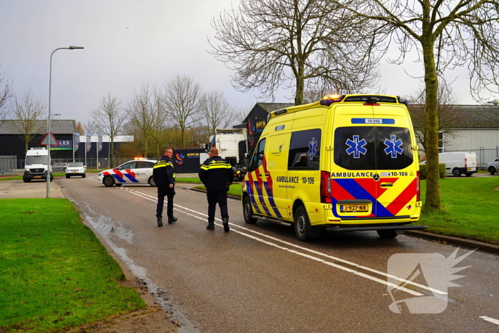 Olievaten vliegen in brand bij autobedrijf