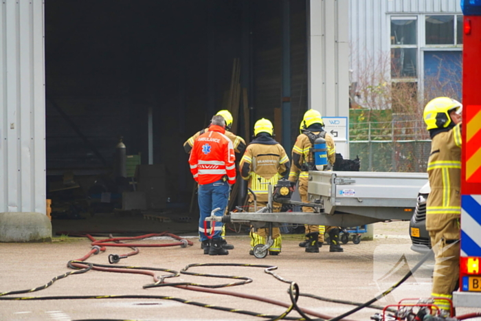 Olievaten vliegen in brand bij autobedrijf