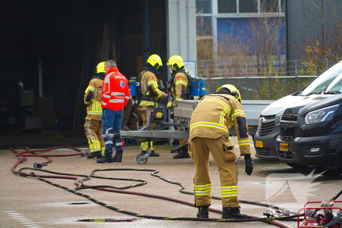 Olievaten vliegen in brand bij autobedrijf