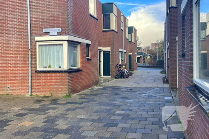 Voordeur van een woning beschadigd door een explosief