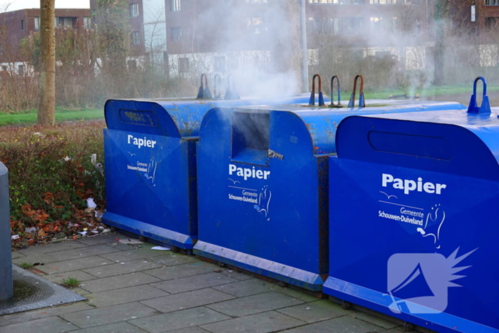 Veel rookontwikkeling bij brand in papiercontainer