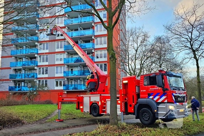 Brandweer verwijdert gevaarlijk loshangend zonnescherm