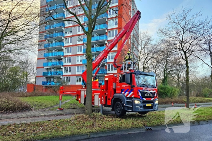 Brandweer verwijdert gevaarlijk loshangend zonnescherm