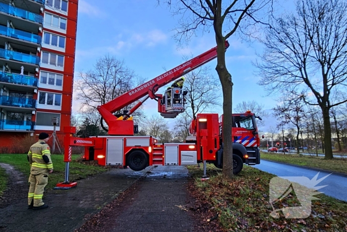 Brandweer verwijdert gevaarlijk loshangend zonnescherm