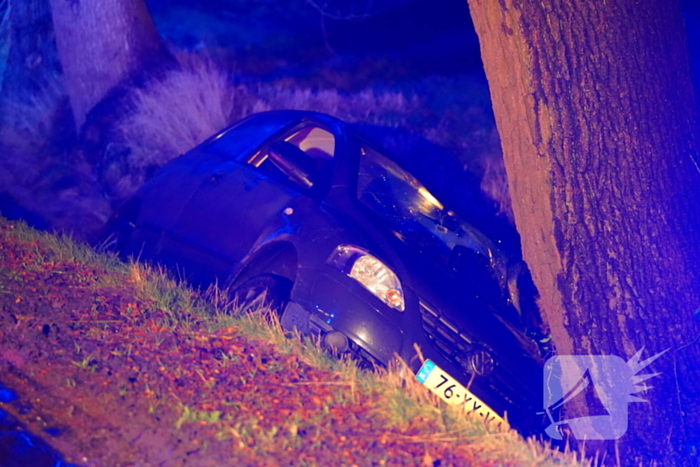 Auto botst door gladheid tegen een boom