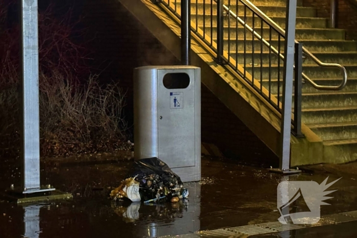 Prullenbak in brand bij station