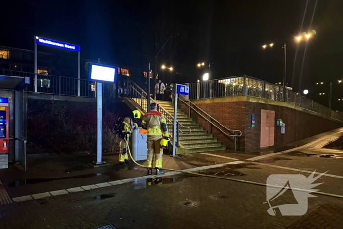 Prullenbak in brand bij station