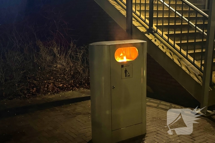 Prullenbak in brand bij station