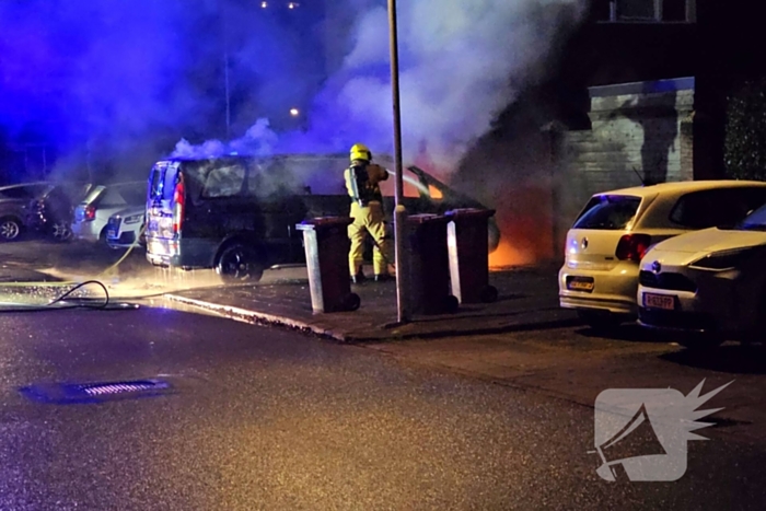 Tweede autobrand deze nacht, bestelbus verwoest