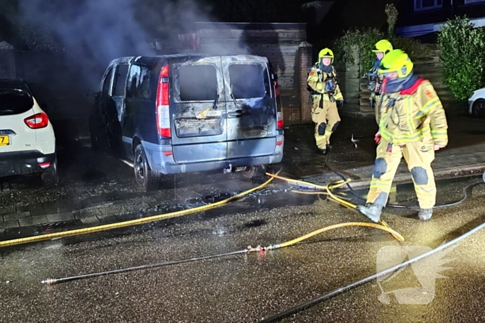 Tweede autobrand deze nacht, bestelbus verwoest