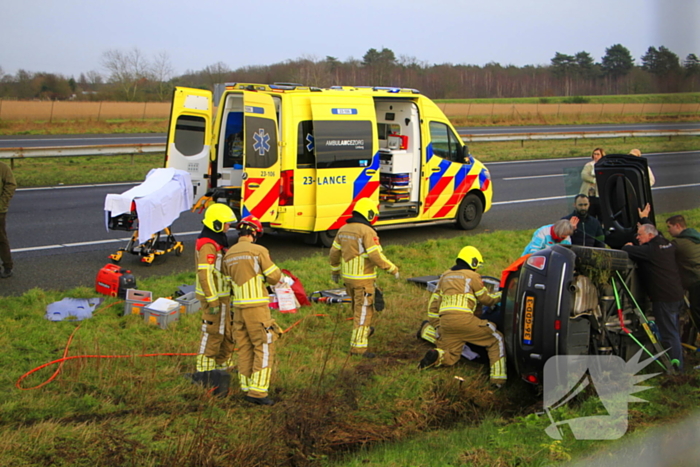 Gewonde nadat auto op zijkant in greppel naast snelweg belandt