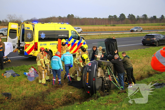 Gewonde nadat auto op zijkant in greppel naast snelweg belandt