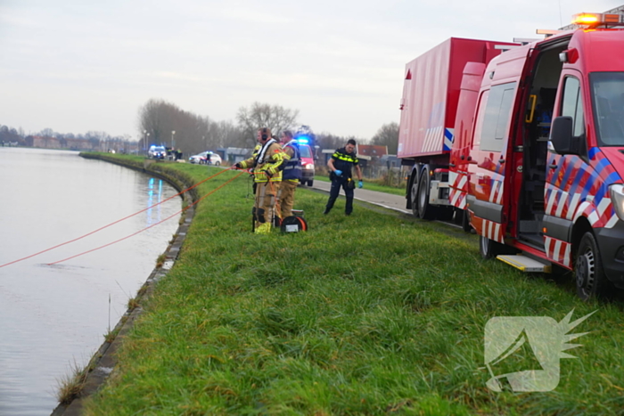 Auto te water met bestuurder in het raam