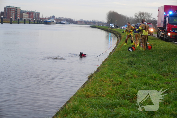 Auto te water met bestuurder in het raam