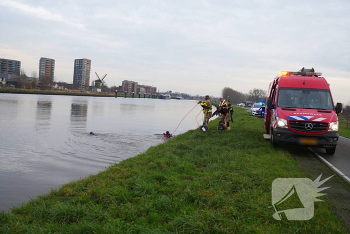 Auto te water met bestuurder in het raam