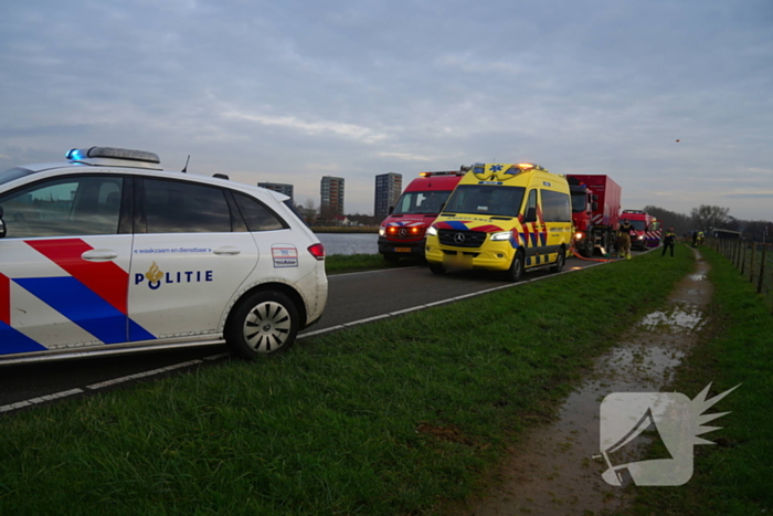 Auto te water met bestuurder in het raam