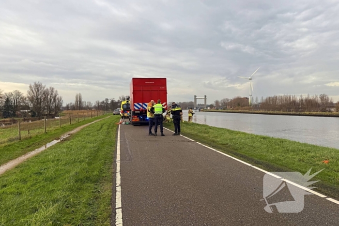 Auto te water met bestuurder in het raam