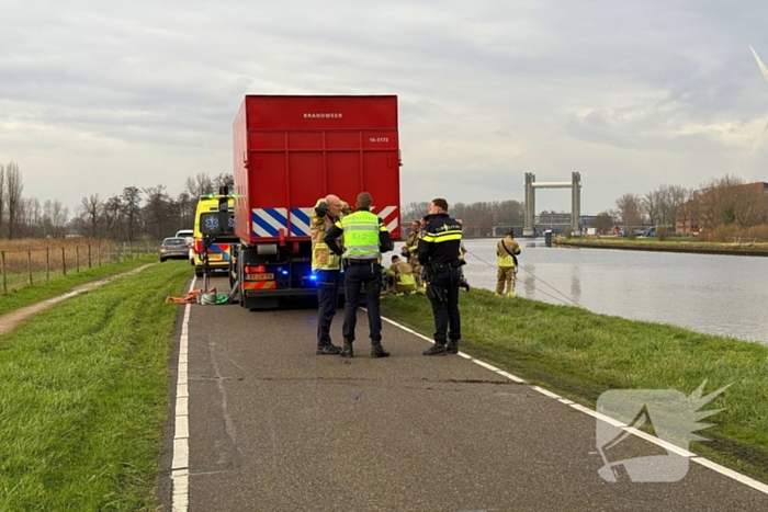 Auto te water met bestuurder in het raam