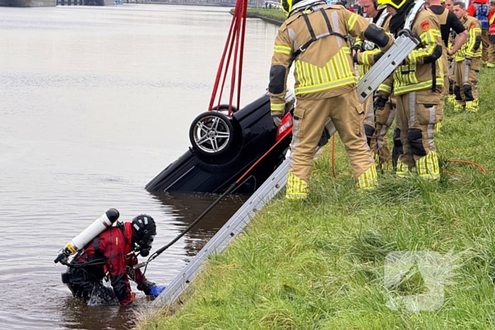 Auto te water met bestuurder in het raam