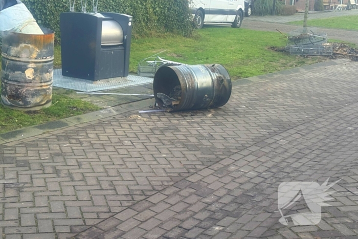 Brandweer dooft brand in vuurton