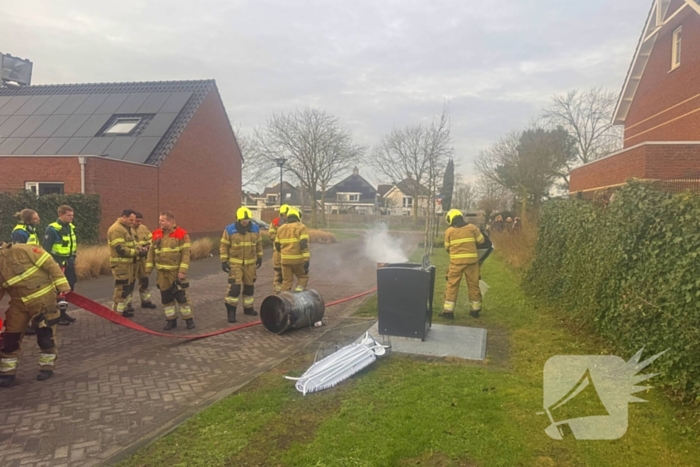 Brandweer dooft brand in vuurton