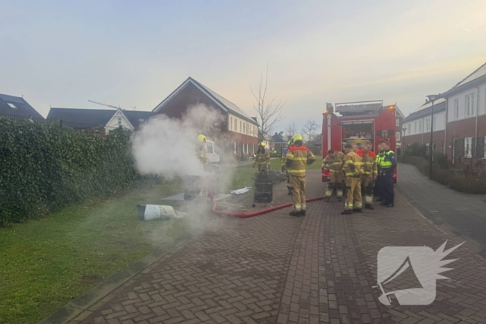 Brandweer dooft brand in vuurton