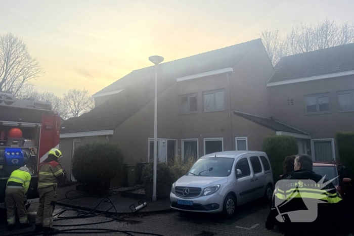 Straat afgezet bij brand in woning