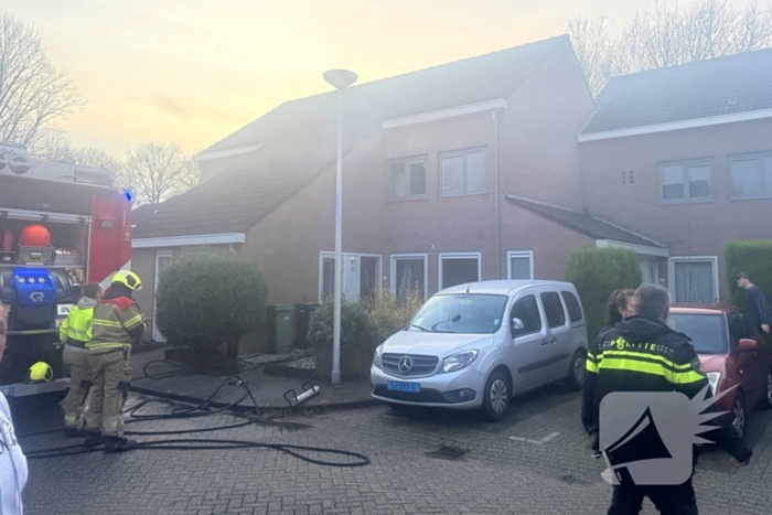 Straat afgezet bij brand in woning