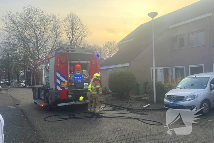 Straat afgezet bij brand in woning