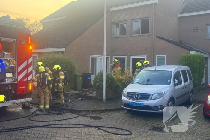 Straat afgezet bij brand in woning