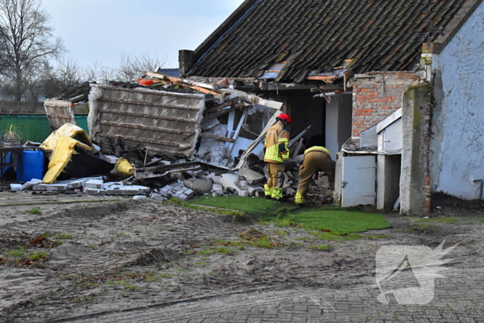 Tractor rijdt tegen woning en stort deels in