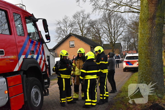 Tractor rijdt tegen woning en stort deels in