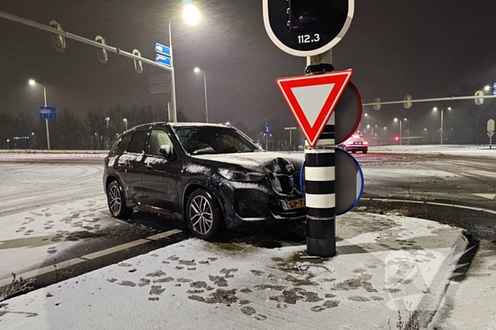 Automobilist klapt op verkeerspaal