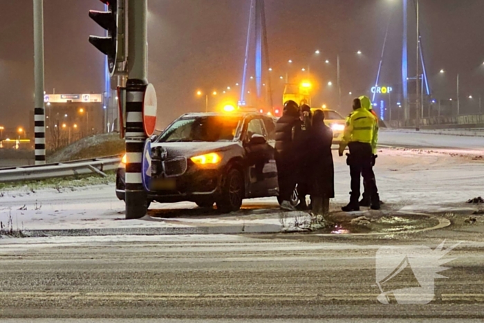 Automobilist klapt op verkeerspaal