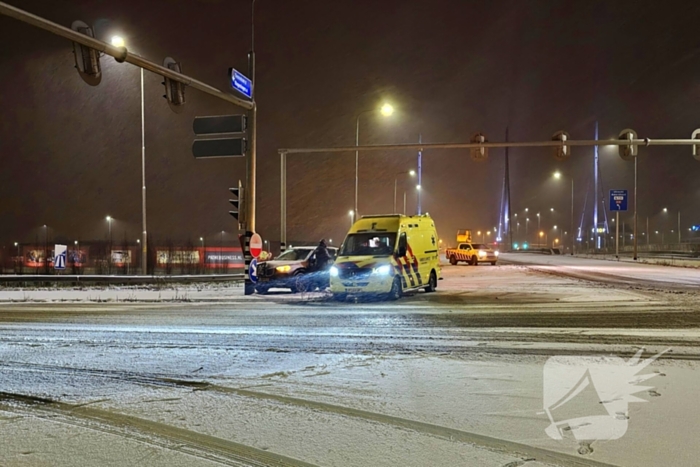 Automobilist klapt op verkeerspaal