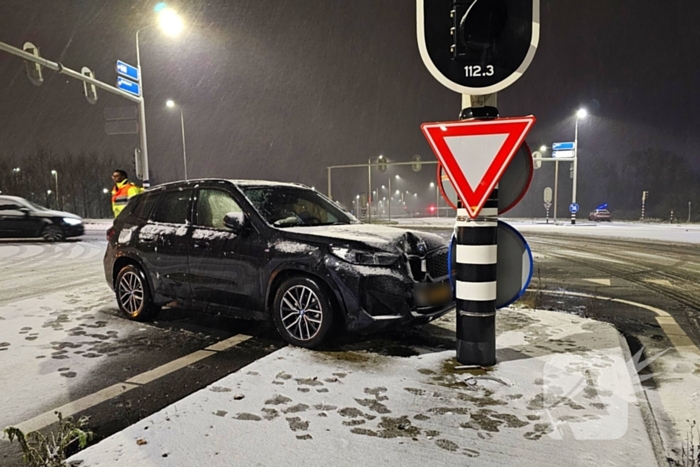 Automobilist klapt op verkeerspaal