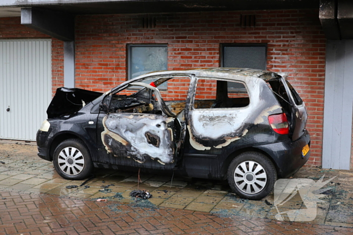 Autobrand onder balkon