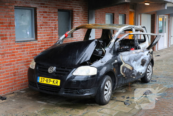 Autobrand onder balkon